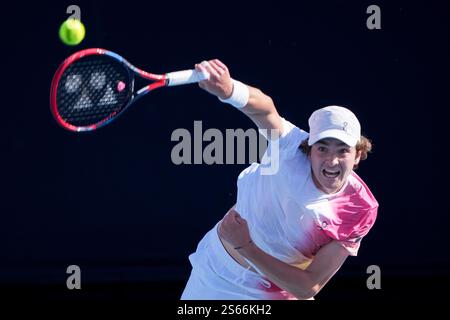 Melbourne, Australien. Januar 2025. JOAO FONSECA aus Brasilien in der 1573 Arena gegen LORENZO SONEGO aus Italien in einem Spiel der 2. Runde der Women's Singles am 5. Tag der Australian Open 2025 in Melbourne, Australien. Sydney Low/Cal Sport Media/Alamy Live News Stockfoto