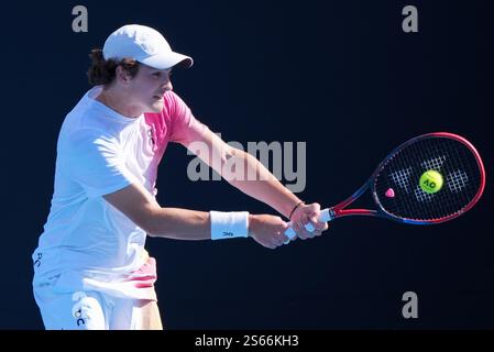 Melbourne, Australien. Januar 2025. JOAO FONSECA aus Brasilien in der 1573 Arena gegen LORENZO SONEGO aus Italien in einem Spiel der 2. Runde der Women's Singles am 5. Tag der Australian Open 2025 in Melbourne, Australien. Sydney Low/Cal Sport Media/Alamy Live News Stockfoto