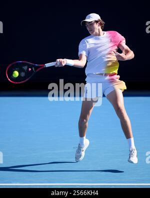 Melbourne, Australien. Januar 2025. JOAO FONSECA aus Brasilien in der 1573 Arena gegen LORENZO SONEGO aus Italien in einem Spiel der 2. Runde der Women's Singles am 5. Tag der Australian Open 2025 in Melbourne, Australien. Sydney Low/Cal Sport Media/Alamy Live News Stockfoto