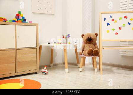 Innenraum des Kinderzimmers mit vielen verschiedenen Spielzeugen Stockfoto