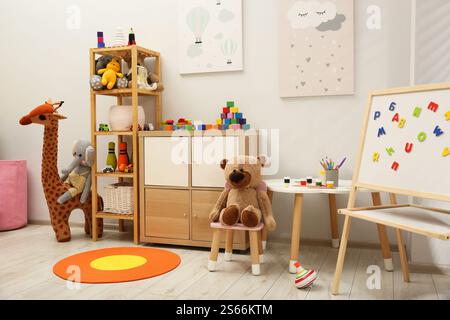 Innenraum des Kinderzimmers mit vielen verschiedenen Spielzeugen Stockfoto