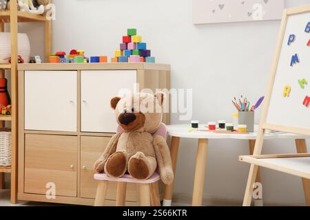 Innenraum des Kinderzimmers mit vielen verschiedenen Spielzeugen Stockfoto