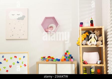 Innenraum des Kinderzimmers mit vielen verschiedenen Spielzeugen Stockfoto