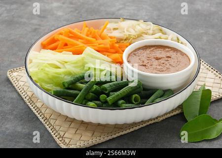 Pecel Sayur, traditioneller indonesischer Salat, gedämpftes Gemüse mit Erdnusssauce mischen Stockfoto