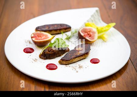 Gänseleber, französisch für 'Fettleber', serviert auf einem weißen Teller. Es handelt sich um ein luxuriöses Lebensmittelprodukt, das aus der Leber einer Ente oder Gans hergestellt wird, das speziell für fa entwickelt wurde Stockfoto
