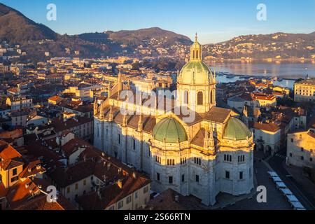 Blick aus der Vogelperspektive auf die Kathedrale von Como bei Sonnenaufgang im Winter. Como, Lombardei, Italien, Europa. Stockfoto