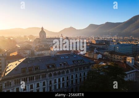 Blick aus der Vogelperspektive auf die Kathedrale von Como bei Sonnenaufgang im Winter. Como, Lombardei, Italien, Europa. Stockfoto