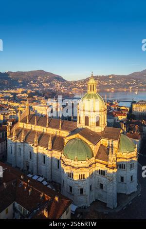 Blick aus der Vogelperspektive auf die Kathedrale von Como bei Sonnenaufgang im Winter. Como, Lombardei, Italien, Europa. Stockfoto