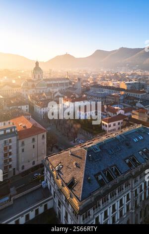Blick aus der Vogelperspektive auf die Kathedrale von Como bei Sonnenaufgang im Winter. Como, Lombardei, Italien, Europa. Stockfoto