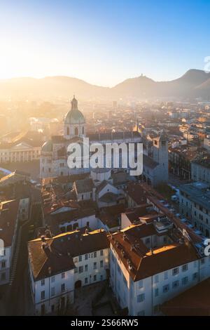 Blick aus der Vogelperspektive auf die Kathedrale von Como bei Sonnenaufgang im Winter. Como, Lombardei, Italien, Europa. Stockfoto