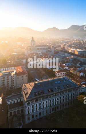Blick aus der Vogelperspektive auf die Kathedrale von Como bei Sonnenaufgang im Winter. Como, Lombardei, Italien, Europa. Stockfoto