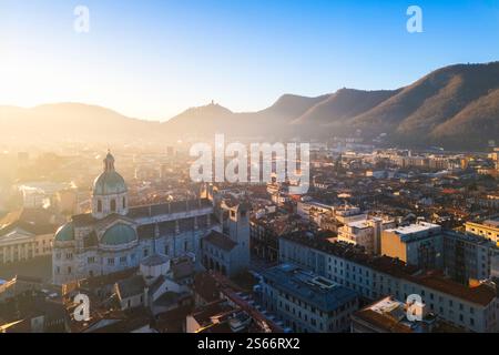 Blick aus der Vogelperspektive auf die Kathedrale von Como bei Sonnenaufgang im Winter. Como, Lombardei, Italien, Europa. Stockfoto