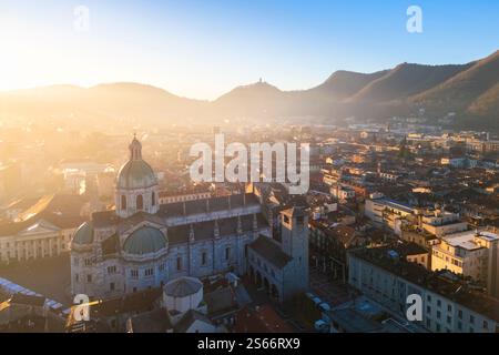 Blick aus der Vogelperspektive auf die Kathedrale von Como bei Sonnenaufgang im Winter. Como, Lombardei, Italien, Europa. Stockfoto