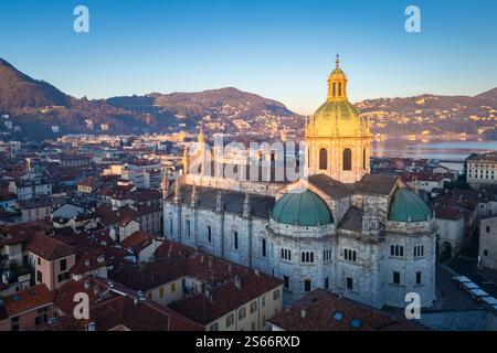 Blick aus der Vogelperspektive auf die Kathedrale von Como bei Sonnenaufgang im Winter. Como, Lombardei, Italien, Europa. Stockfoto