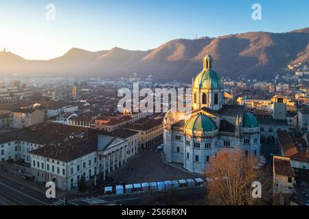 Blick aus der Vogelperspektive auf die Kathedrale von Como bei Sonnenaufgang im Winter. Como, Lombardei, Italien, Europa. Stockfoto