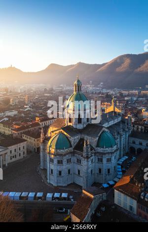 Blick aus der Vogelperspektive auf die Kathedrale von Como bei Sonnenaufgang im Winter. Como, Lombardei, Italien, Europa. Stockfoto