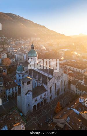Blick aus der Vogelperspektive auf die Kathedrale von Como bei Sonnenaufgang im Winter. Como, Lombardei, Italien, Europa. Stockfoto