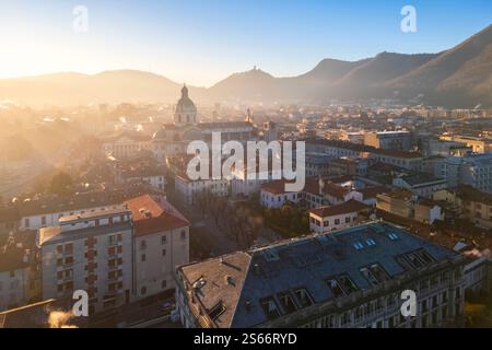 Blick aus der Vogelperspektive auf die Kathedrale von Como bei Sonnenaufgang im Winter. Como, Lombardei, Italien, Europa. Stockfoto