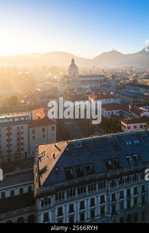 Blick aus der Vogelperspektive auf die Kathedrale von Como bei Sonnenaufgang im Winter. Como, Lombardei, Italien, Europa. Stockfoto