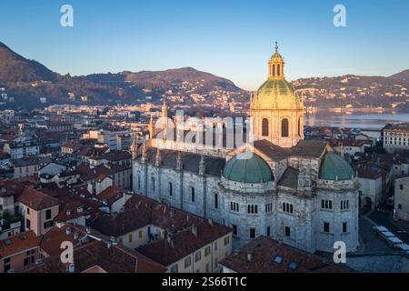 Blick aus der Vogelperspektive auf die Kathedrale von Como bei Sonnenaufgang im Winter. Como, Lombardei, Italien, Europa. Stockfoto