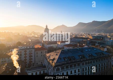 Blick aus der Vogelperspektive auf die Kathedrale von Como bei Sonnenaufgang im Winter. Como, Lombardei, Italien, Europa. Stockfoto