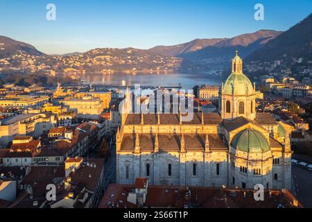 Blick aus der Vogelperspektive auf die Kathedrale von Como bei Sonnenaufgang im Winter. Como, Lombardei, Italien, Europa. Stockfoto