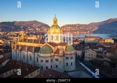 Blick aus der Vogelperspektive auf die Kathedrale von Como bei Sonnenaufgang im Winter. Como, Lombardei, Italien, Europa. Stockfoto