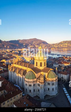 Blick aus der Vogelperspektive auf die Kathedrale von Como bei Sonnenaufgang im Winter. Como, Lombardei, Italien, Europa. Stockfoto