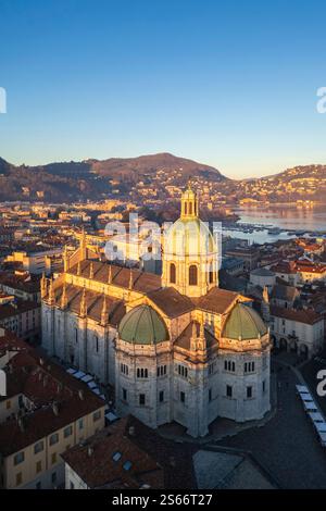 Blick aus der Vogelperspektive auf die Kathedrale von Como bei Sonnenaufgang im Winter. Como, Lombardei, Italien, Europa. Stockfoto