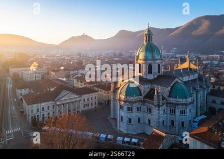 Blick aus der Vogelperspektive auf die Kathedrale von Como bei Sonnenaufgang im Winter. Como, Lombardei, Italien, Europa. Stockfoto