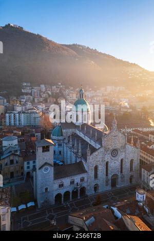 Blick aus der Vogelperspektive auf die Kathedrale von Como bei Sonnenaufgang im Winter. Como, Lombardei, Italien, Europa. Stockfoto