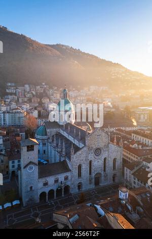 Blick aus der Vogelperspektive auf die Kathedrale von Como bei Sonnenaufgang im Winter. Como, Lombardei, Italien, Europa. Stockfoto