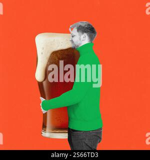 Mann in grünem Rollkragenpullover, der riesige Bierglas umarmt, mit Schaum, der über Kante vor leuchtendem orangefarbenem Hintergrund verschüttet. Kreative Kunstcollage Stockfoto