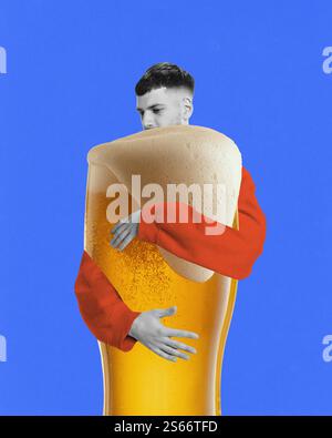 Mann mit rotem Sweatshirt, das übergroßes Bierglas mit goldenem Bier und Schaum vor lebendigem blauem Hintergrund umschließt. Kreatives Kunstdesign Stockfoto