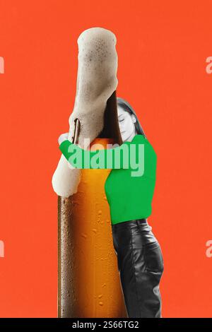 Frau mit grünem, langärmeligem Pullover, der eine riesige Bierflasche mit Schaumstoff umschließt, der vor einem auffälligen orangefarbenen Hintergrund heruntertropft. Kreative Kunstcollage Stockfoto