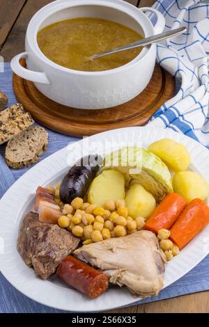 Tablett mit einem Madrider Eintopf und Suppe Stockfoto