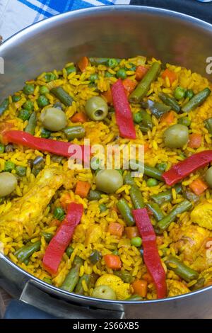 Gelber Reis mit Huhn, kanarische Art Stockfoto