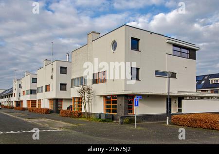 Tilburg, Niederlande, 14. Januar 2025: Reihe von vier Doppelhaushälften im weißen brock reto-Stil im Stadtteil Koolhoven Stockfoto