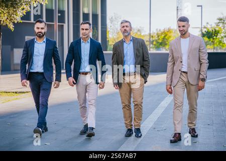 Gruppe von Geschäftsleuten, die gemeinsam in urbanem Ambiente spazieren Stockfoto