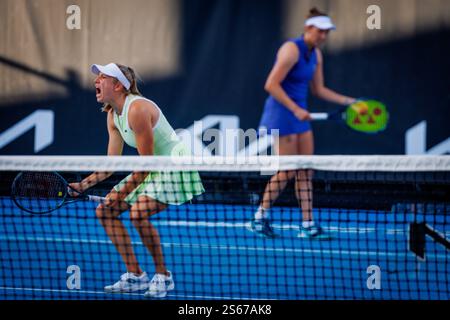 Melbourne, Australien. Januar 2025. Die belgische Elise Mertens und die australische Ellen Perez wurden während eines Doppel-Tennisspiels zwischen dem belgisch-australischen Paar Mertens-Perez und dem australischen Paar Hule-Fourlis in der ersten Runde des Doppel-Doppel beim Grand Slam-Tennisturnier der Australian Open am Donnerstag, den 16. Januar 2025 in Melbourne Park, Australien, gezeigt. Die Ausgabe 2025 des Australian Grand Slam findet vom 12. Bis 26. Januar statt. Das belgisch-französische Paar verlor 3:6, 1:6. BELGA FOTO PATRICK HAMILTON Credit: Belga News Agency/Alamy Live News Stockfoto