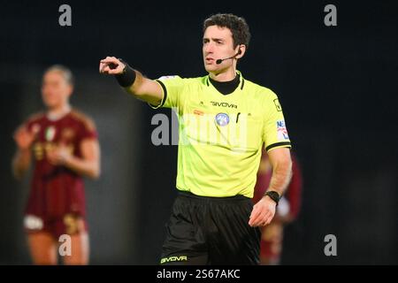 Cercola, Neapel, Italien. Januar 2025. Schiedsrichter Nicolò Dorillo während des Women Coppa Italia Spiels zwischen Neapel und AS Roma am 15. Januar 2025 in Cercola, Neapel, Italien. Quelle: Nicola Ianuale/Alamy Live News Stockfoto