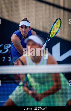 Melbourne, Australien. Januar 2025. Die belgische Elise Mertens und die australische Ellen Perez wurden während eines Doppel-Tennisspiels zwischen dem belgisch-australischen Paar Mertens-Perez und dem australischen Paar Hule-Fourlis in der ersten Runde des Doppel-Doppel beim Grand Slam-Tennisturnier der Australian Open am Donnerstag, den 16. Januar 2025 in Melbourne Park, Australien, gezeigt. Die Ausgabe 2025 des Australian Grand Slam findet vom 12. Bis 26. Januar statt. Das belgisch-französische Paar verlor 3:6, 1:6. BELGA FOTO PATRICK HAMILTON Credit: Belga News Agency/Alamy Live News Stockfoto