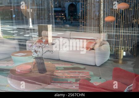 Modernes Wohnzimmerdesign durch ein großes Schaufenster Stockfoto