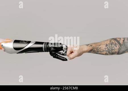 Mann und bionischer Arm machen Faustschlag Stockfoto