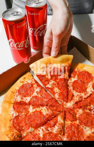 Coca Cola und Pizza Stockfoto