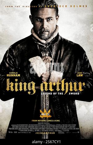 King Arthur: Legend of the Sword (2017) von Guy Ritchie mit Charlie Hunnam, Astrid Bergès-Frisbey und Jude Law. Ein straßenweiser junger Arthur muss sein königliches Schicksal beanspruchen, wenn er das Schwert Excalibur aus dem Stein zieht. Foto eines Original-Posters aus dem Jahr 2017 (USA), das NUR FÜR REDAKTIONELLE ZWECKE VERWENDET WIRD. Quelle: BFA / Warner Bros Stockfoto