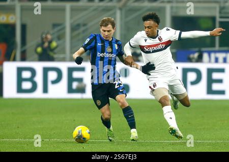 MAILAND, ITALIEN - 15. JANUAR: Nicolò Barella vom FC Internazionale tritt am 15. Januar 2025 im Stadio Giuseppe Meazza in Mailand gegen Dan Ndoye vom FC Bologna um den Ball an. (Foto von MB-Medien) Stockfoto