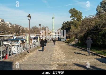 Schlendern Sie entlang der seine in der Nähe des Bastille-Denkmals in Paris Stockfoto