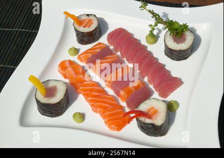 Wunderschön angeordnete Sushi-Platte mit frischen Sashimi- und Sushi-Rolls Stockfoto