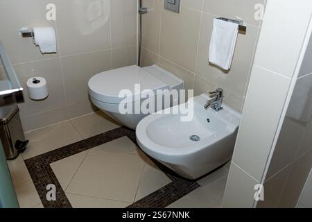 Modernes Innendesign des Hotelbades mit Waschbecken, Toilette und Bidet. Hochwertige Fotos Stockfoto